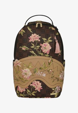 Zaino con motivo geometrico marrone scuro e stampa floreale rosa, dettaglio a onda in pelle beige, cerniera dorata e tiralampo con nappina rosa.