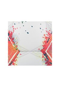 Witte voetbal met een getextureerde oppervlakte, voorzien van levendige spatten in rood, geel en blauwe stippenpatronen in een geometrisch ontwerp.