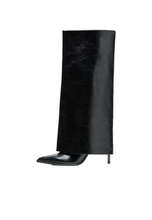 Botte noire à talon haut avec un bout pointu et une tige en cuir lisse s'étendant au-dessus du mollet.