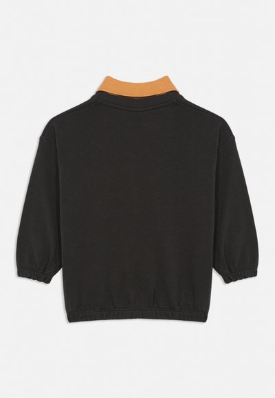 Pulôver preto de manga longa com punhos e bainha elásticos, apresentando um colarinho alto canelado laranja em contraste.