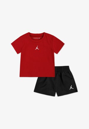 Tricou roșu din bumbac cu un logo Jumpman alb pe piept, asortat cu pantaloni scurți negri care au un logo brodat și talie elastică.