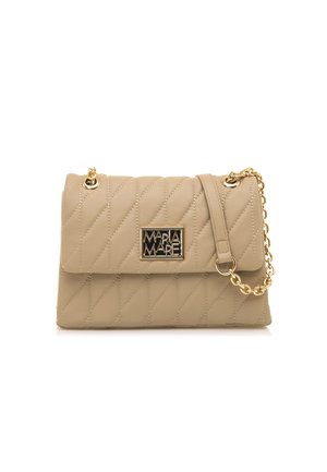Beige gewatteerde handtas van synthetisch materiaal, met een gouden kettingband en een zwart logo-plaatje aan de voorkant.