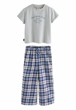 Camiseta gris de manga corta con el texto "New York State Athletics Dept" y bandera, combinada con pantalones de cuadros en azul, blanco y rojo con cordón.