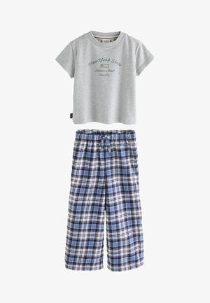 Camiseta gris de manga corta con el texto "New York State Athletics Dept" y bandera, combinada con pantalones de cuadros en azul, blanco y rojo con cordón.