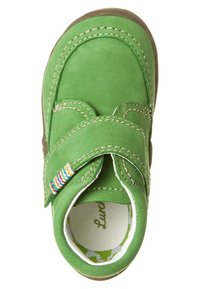 Chaussure pour enfants en daim vert avec une sangle Velcro, des coutures blanches et un accent rayé coloré. Bout arrondi et doublure douce.