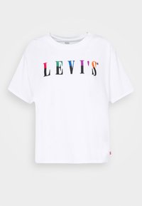T-shirt blanc à manches courtes avec un logo "LEVI'S" multicolore imprimé sur la poitrine.
