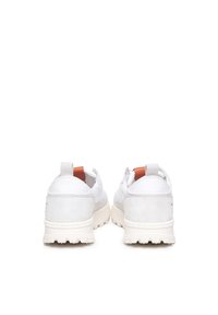 Scarpe sportive bianche con una tomaia in materiali misti, caratterizzate da una superficie liscia e una linguetta sul tallone arancione a contrasto; suola rigata per una migliore aderenza.