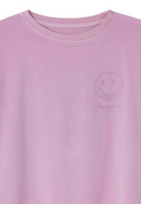 Camiseta de manga corta de color rosa claro, hecha de algodón suave, con un logo de cara sonriente ligeramente en relieve y el nombre de la marca debajo.