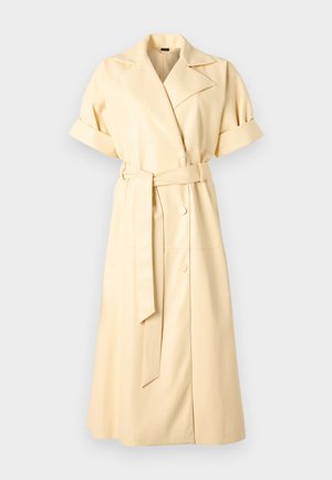 Abito giallo chiaro con cintura, maniche corte, colletto a punte e bottoni frontali. Realizzato in un tessuto liscio e leggero.