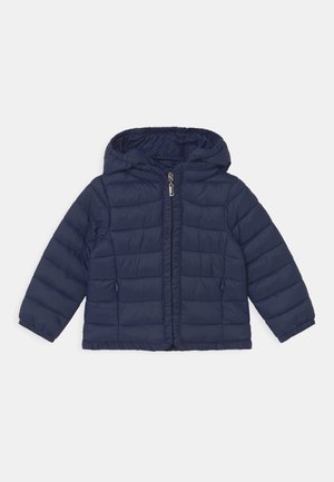 Giacca imbottita blu marina per bambini con cappuccio e cerniera frontale, caratterizzata da cuciture orizzontali e polsini elastici.