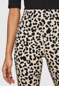 Vero Moda VMKAMMA PANT - Calças - safari/black
