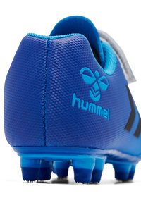 Chaussure de football bleue avec une tige synthétique texturée, des accents noirs et une semelle extérieure bleu clair. Présente le logo "hummel" en bleu clair.