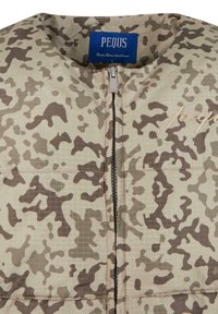 Leichte, beige Camouflage-Weste mit Reißverschluss, strukturiertem Stoff mit subtilen Rautenmuster und in Beige auf der Brust gesticktem "PEQUS".