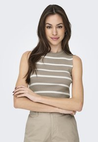 Top senza maniche in maglia a coste taupe con righe orizzontali bianche. Presenta un collo alto e una silhouette aderente.