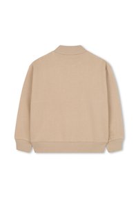 Beige Langarmpullover mit geripptem Kragen, Bündchen und Saum, von hinten auf einem weißen Hintergrund gezeigt.