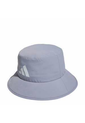 Lila bucket-hatt i mjukt tyg. Har en bred brätte och en vit logga på ena sidan. Slät yta med sydda detaljer.