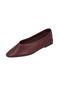 Bailarinas de cuero burdeos con punta afilada y suela negra baja. Diseño elegante, textura suave sin hardware ni patrones visibles.
