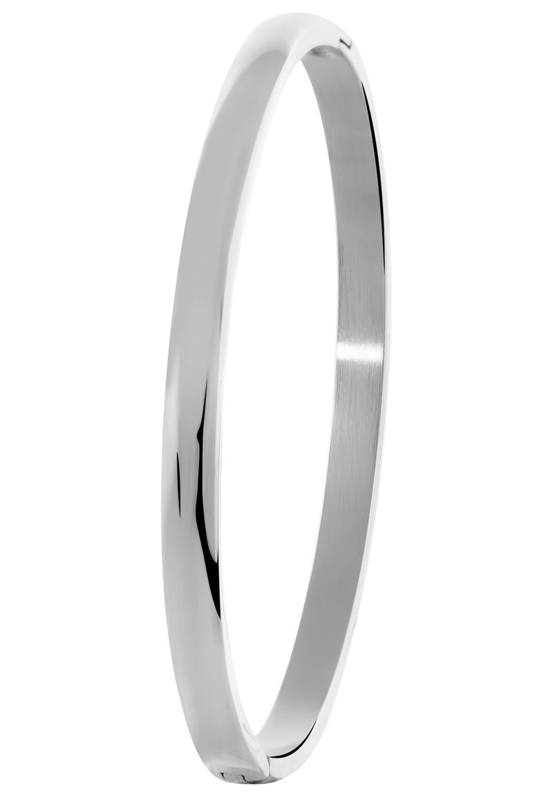 Pulsera de brazalete de plata con una superficie lisa y pulida. Forma circular elegante con un ancho uniforme y un acabado reflectante.