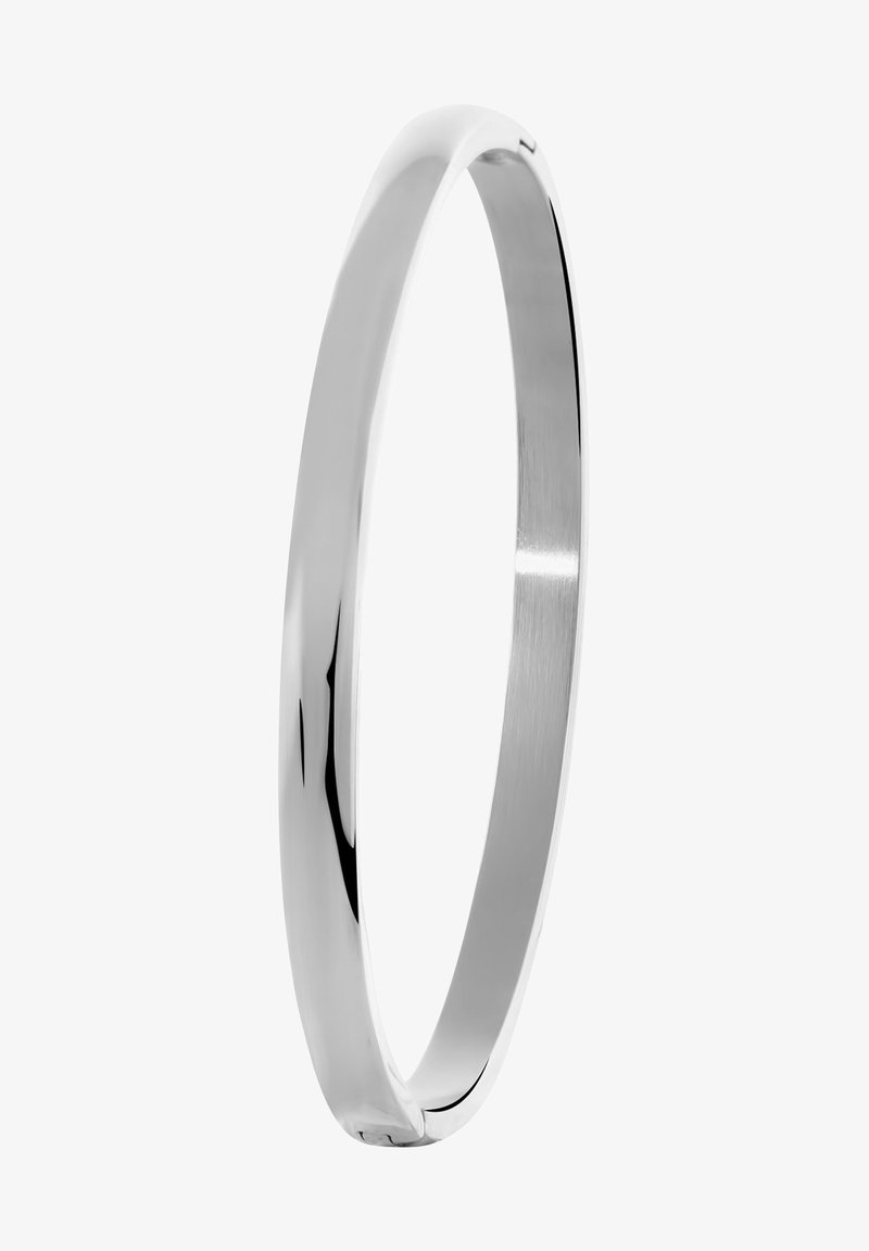 Pulsera de brazalete de plata con una superficie lisa y pulida. Forma circular elegante con un ancho uniforme y un acabado reflectante.