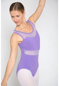 Lila Trikots mit transparenten Mesh-Einsätzen, runder Ausschnitt und breiten Trägern. Verfügt über ein figurbetontes Design und wird mit leichten Strumpfhosen kombiniert.