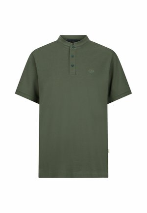 Lyhythihainen oliivinvihreä poolopaita mandariinikauluksella ja kolmella napilla etukappaleessa, pieni kirjailtu logo rinnassa.