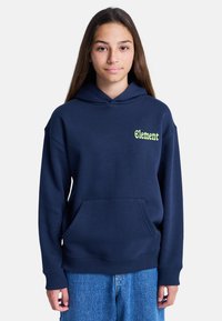 Hoodie bleu marine en tissu doux, doté d'une poche kangourou à l'avant et d'un logo "Element" vert lime sur la poitrine. Design à coupe décontractée.