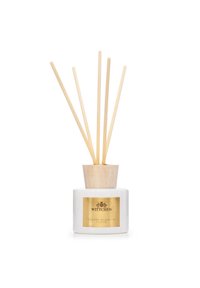 Diffusore in ceramica bianca con tappo in legno, cinque canne di bamboo e un'etichetta dorata con la scritta "Wittchen Cherry Blossom Cloud."
