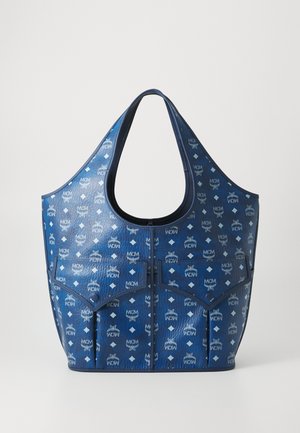 Tote bag in pelle blu con motivo a logo MCM, dotata di due tasche frontali con patta e un'ampia apertura del manico.