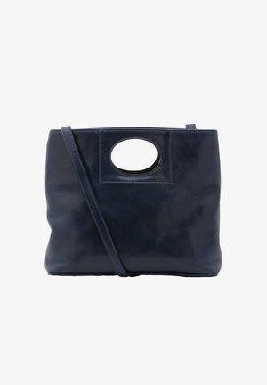 Navyblauwe leren handtas met afgeronde bovenhandgreep, gladde textuur en verstelbare schouderband. Minimalistisch ontwerp zonder zichtbare hardware.