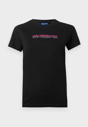 Sort bomulds T-shirt med korte ærmer, med et horisontalt logo i pink og hvid tekst, der står "KARL LAGERFELD JEANS."