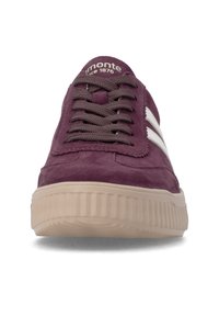 Baskets en suède violet avec semelle épaisse beige, lacets marron et bandes blanches sur le côté, vue de face.