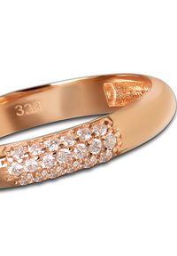 Bague en or rose présentant une bande lisse avec une rangée de pierres précieuses rondes et claires incrustées au centre, agrémentée d'un numéro estampé.