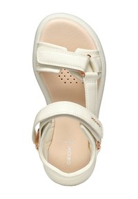 Sandalo bianco con un design elegante, dotato di soletta imbottita, cinturini regolabili e dettagli in hardware oro rosa. Materiale superiore testurizzato.