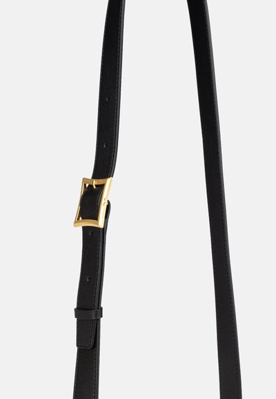 Cintura in pelle nera con una fibbia rettangolare dorata. Presenta una texture liscia e una lunghezza regolabile con più fori per la vestibilità.