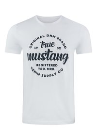 Witte katoenen T-shirt met korte mouwen, voorzien van een zwart, cirkelvormig tekstontwerp met de tekst "true mustang", evenals merkdetails en het jaar 1932.