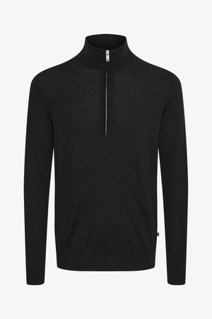 Černý svetr se zipem u krku vyrobený z měkké látky. Má dlouhé rukávy, vysoký límec a elegantní, minimalistický design.