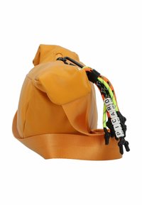 Sac en synthétique orange au toucher doux, avec un design arrondi et une sangle proéminente. Comprend un tirette de fermeture éclair décorative aux couleurs vives.