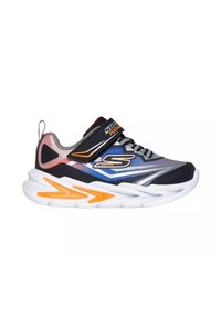 Zwarte en blauwe sportshoe met een gestructureerde bovenkant, verstelbare band, oranje accenten en een witte, gelaagde zoolontwerp.