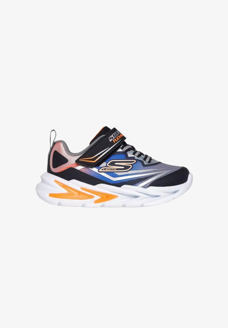 Scarpa sportiva nera e blu con tomaia testurizzata, cinturino regolabile, accenti arancioni e una suola bianca a più strati.