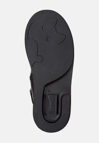 Semelle de sandale noire avec motif texturé, logo Camper, taille 28, et design de visage abstrait en relief sur le dessous.