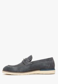 Graue Wildleder-Slipper mit gesticktem Design, leichter Wedge-Sohle und blauen Akzenten nahe der Ferse. Lederriemen-Detail über dem Fußrücken.