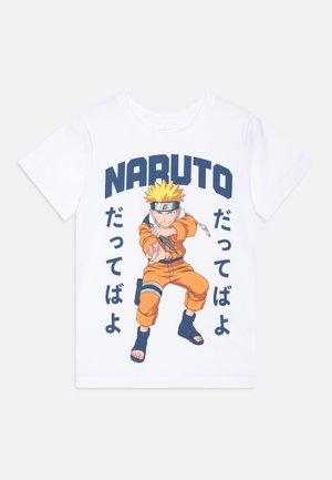 Witte katoenen t-shirt met een kleurrijke grafische print van een personage in een oranje outfit met zwarte sandalen, en vette "NARUTO" tekst erboven.