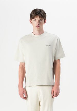 Light beige short-sleeve t-shirt with a crew neck and embroidered "SELECTED" logo in a subtle tone. Soft cotton material, relaxed fit.