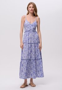 Robe maxi en bleu clair avec imprimé floral, dotée de bretelles spaghetti, d'un corsage ajusté, d'une jupe à volants et d'un ourlet à volants.