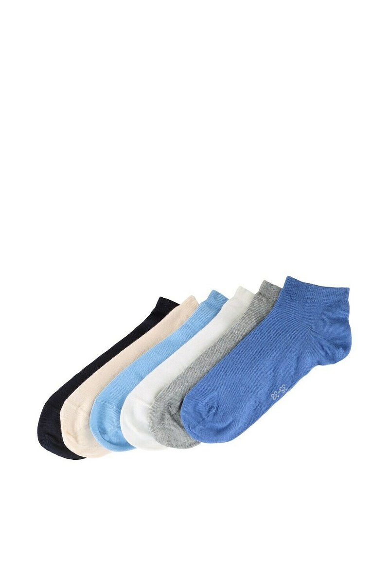 Conjunto de siete calcetines tobilleros en varios colores: negro, crema, azul claro, gris pálido, blanco y azul oscuro. Tela de algodón, textura suave.