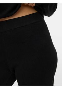  Sorte sweats med en blød tekstur og elastisk talje, der har en tætsiddende silhuet og glatte sømme.