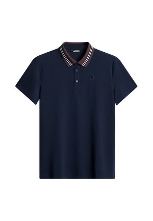 Mörkblå pikétröja med en platt krage med vinröda och vita ränder, två knappar och en liten broderad logotyp på bröstet.