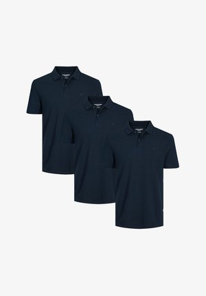 Drei navyfarbene Poloshirts aus Baumwolle, mit kurzen Ärmeln, einem klassischen Kragen und einem einzelnen Logo auf der Brust zur Markenkennzeichnung.