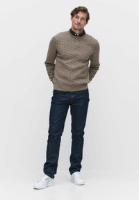 BONDELID DAVE CABLE CREW NECK - Stickad tröja - taupe