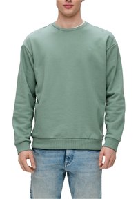 Sudadera verde de cuello redondo hecha de un tejido suave, con puños y dobladillo acanalados, que presenta un pequeño logo en la parte superior izquierda del pecho.